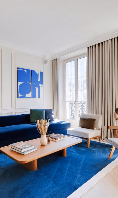 Salon d'un appartement The Lander à Saint-Germain-des-Prés, idéal pour une soirée de Saint-Valentin.