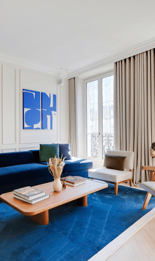 Salon d'un appartement The Lander à Saint-Germain-des-Prés, idéal pour une soirée de Saint-Valentin.