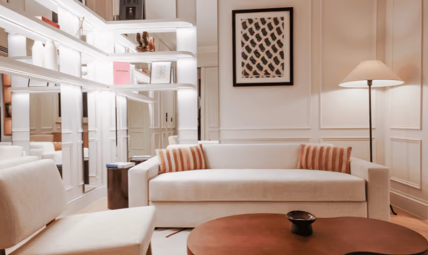 An elegant and welcoming lounge, designed as a true Parisian pied-à-terre.