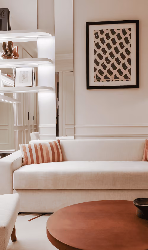 An elegant and welcoming lounge, designed as a true Parisian pied-à-terre.