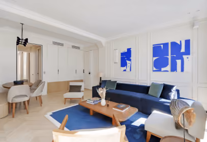 Salon d'un appartement The Lander près des Champs-Élysées, idéal pour Art Paris 2026.