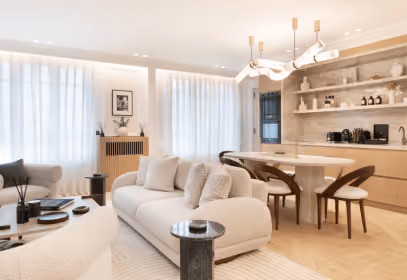 Salon chaleureux et moderne avec cuisine