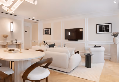Espace salon lumineux avec mobilier contemporain et décoration raffinée