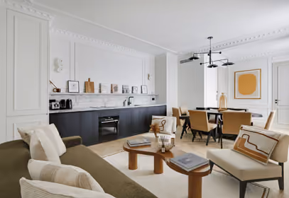 Intérieur moderne avec canapé, table basse et espace repas lumineux
