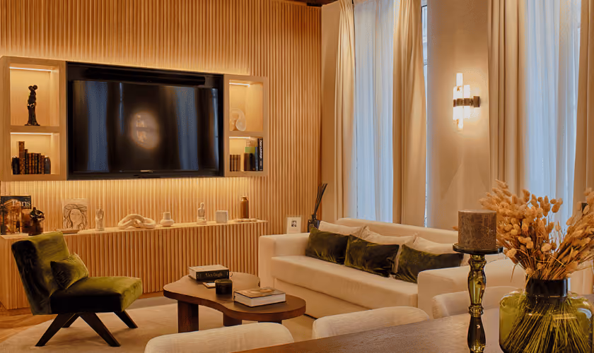 Décoration d'intérieur élégante et raffinée d'un appartement parisien avec finitions en bois et mobilier contemporain.