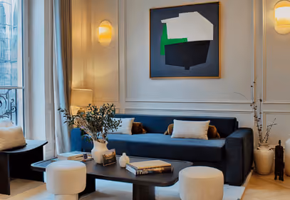 Intérieur de salon chic et moderne comprenant un sofa bleu marine