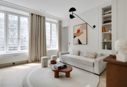 Chambre de luxe à l'Hôtel Lander avec un design contemporain élégant et une vue panoramique sur les bâtiments haussmanniens parisiens.
