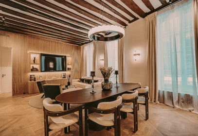 Salon et salle à manger d'un appart-hôtel de luxe au The Lander Hotel à Paris, offrant un design contemporain, des espaces lumineux et un cadre élégant.