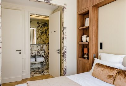 Accès à la salle de bain marbre depuis la chambre, suite The Lander Paris