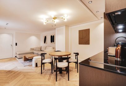 Coin salle à manger et cuisine équipée d'une suite de l'hôtel The Lander