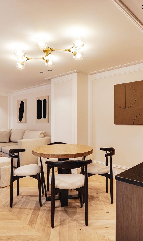 Espace repas convivial avec suspension dorée, appartement The Lander