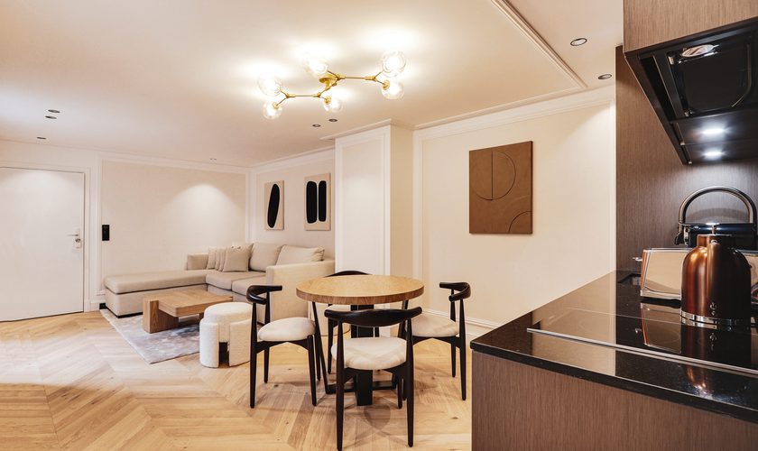 Espace repas convivial avec suspension dorée, appartement The Lander