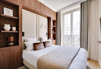 Chambre habillée de bois noyer dans une suite de l'hôtel The Lander