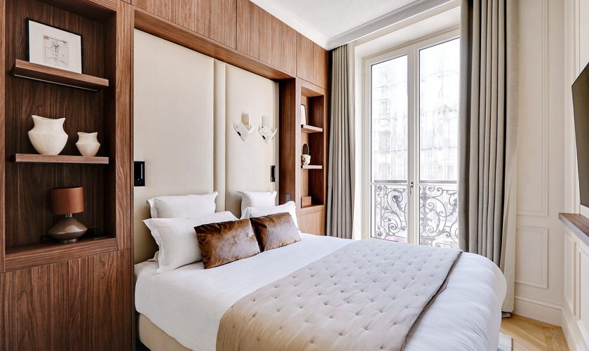 Tête de lit capitonnée et rangements sur mesure, suite The Lander