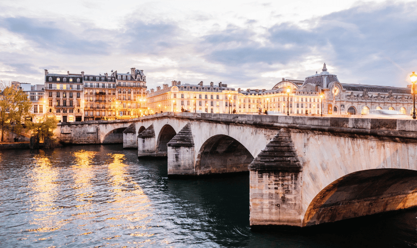Le Pont Royal traversant la Seine avec les immeubles haussmanniens et le Musée d'Orsay en arrière-plan