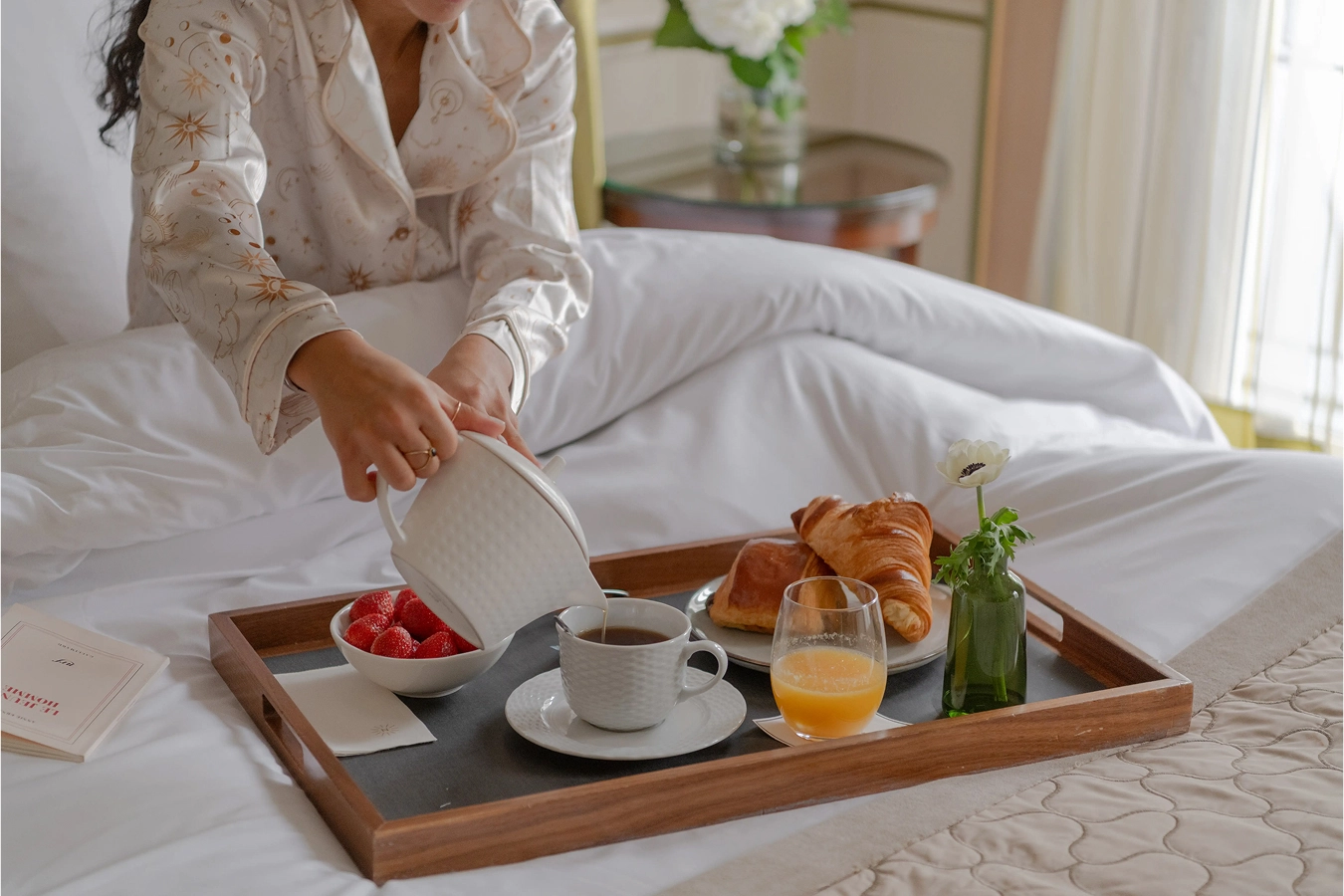 femme profitant d'un petit déjeuner en room service à l'hotel napoléon à paris. service de luxe 5 étoiles