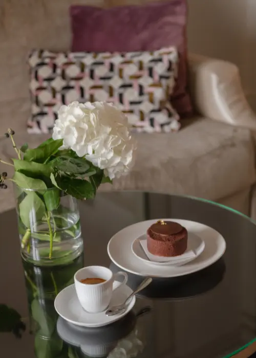 Photo d'une patisserie au chocolat et d'un café dans une suite avenue de l'hotel napoleon paris