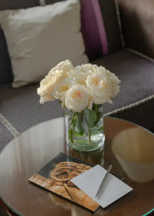 Photo of a bouquet of roses on the table in a suite at Hôtel Napoléon Paris