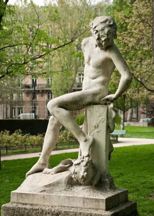 Photo d'une statue présente au parc Monceau à Paris