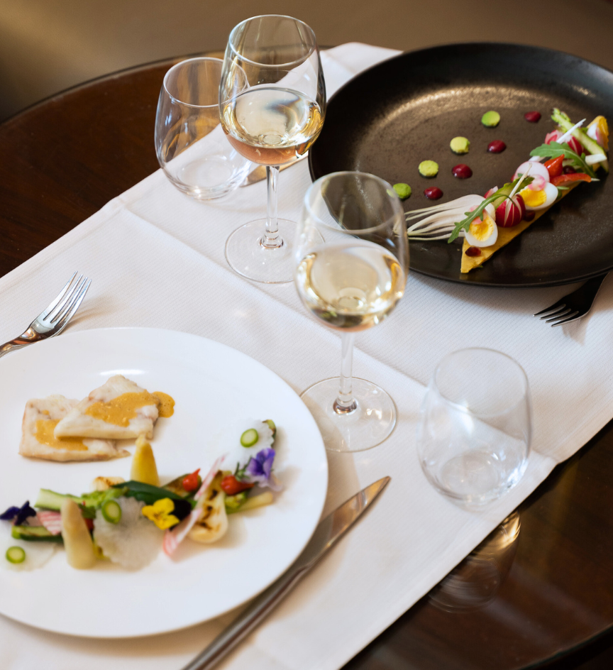 Table set at Le 1807 Bar/Restaurant at the Hôtel Napoléon Paris
