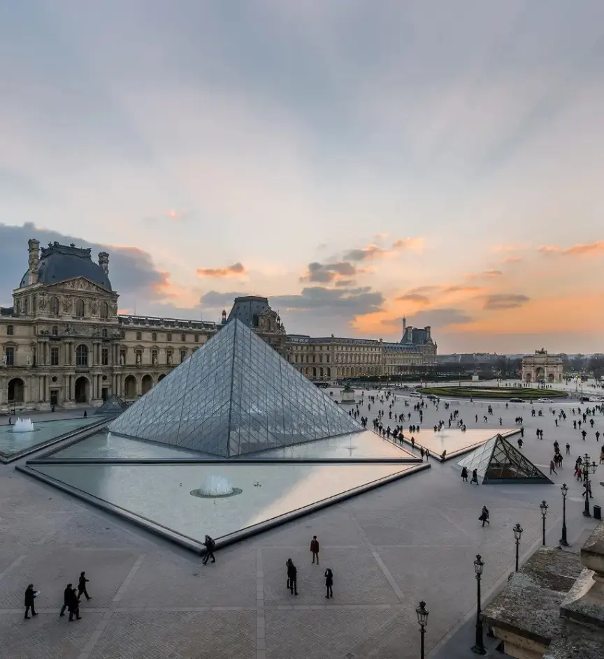 Explanada del Louvre al atardecer en París, Francia