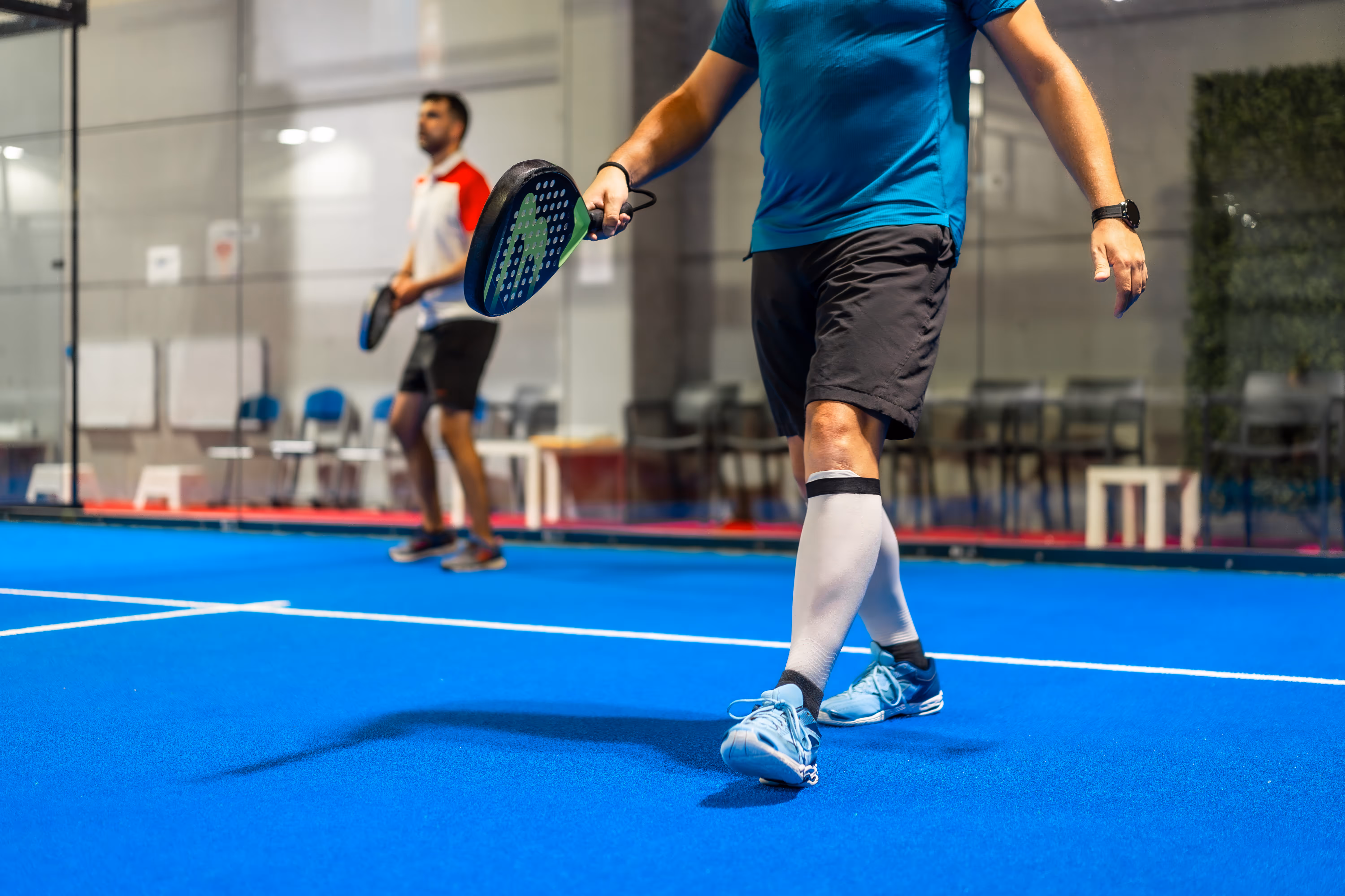 Ronde, diamant ou goutte d'eau : quelle raquette va booster ton jeu au padel ?