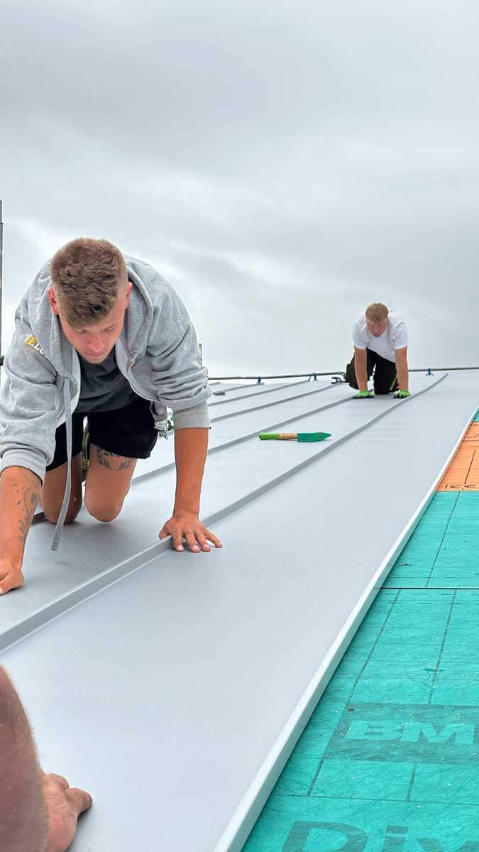 Handwerker von Dachdecker Marco Keller in Hauenstein/Pfalz bei Spenglerarbeiten
