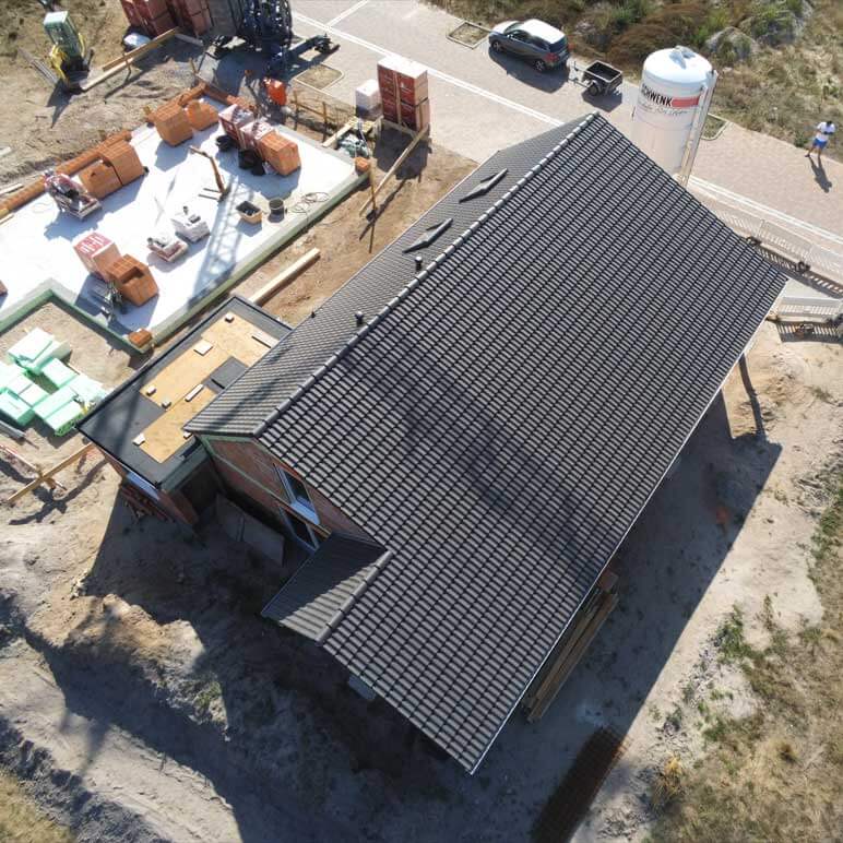 Ein schwarz gedecktes Dach von Dachdecker Marco Keller in Hauenstein/Pfalz