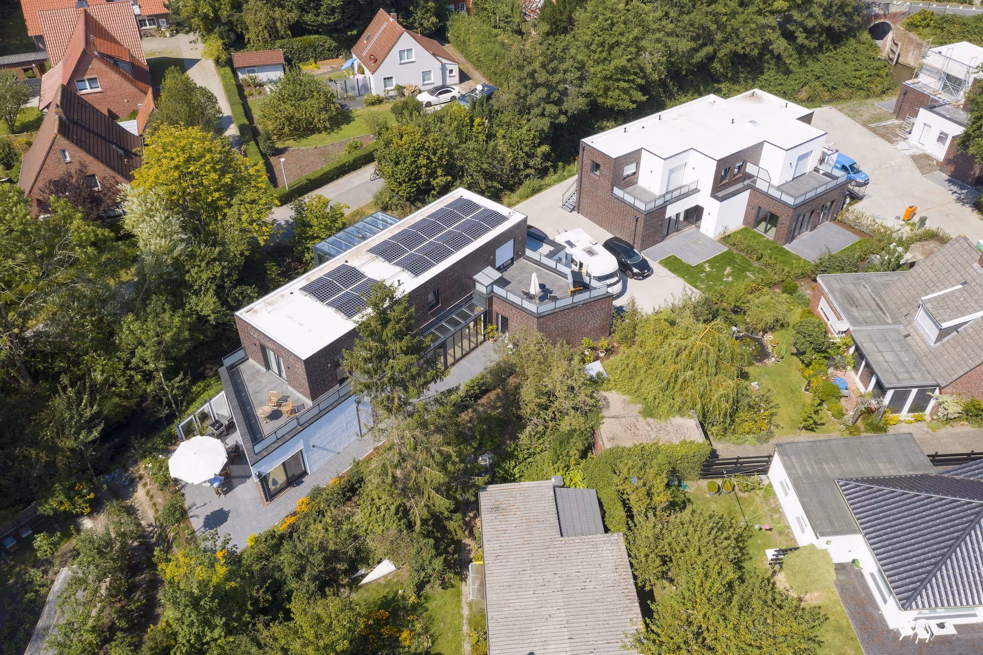 wohnhäuser mit balkon am straßenrand