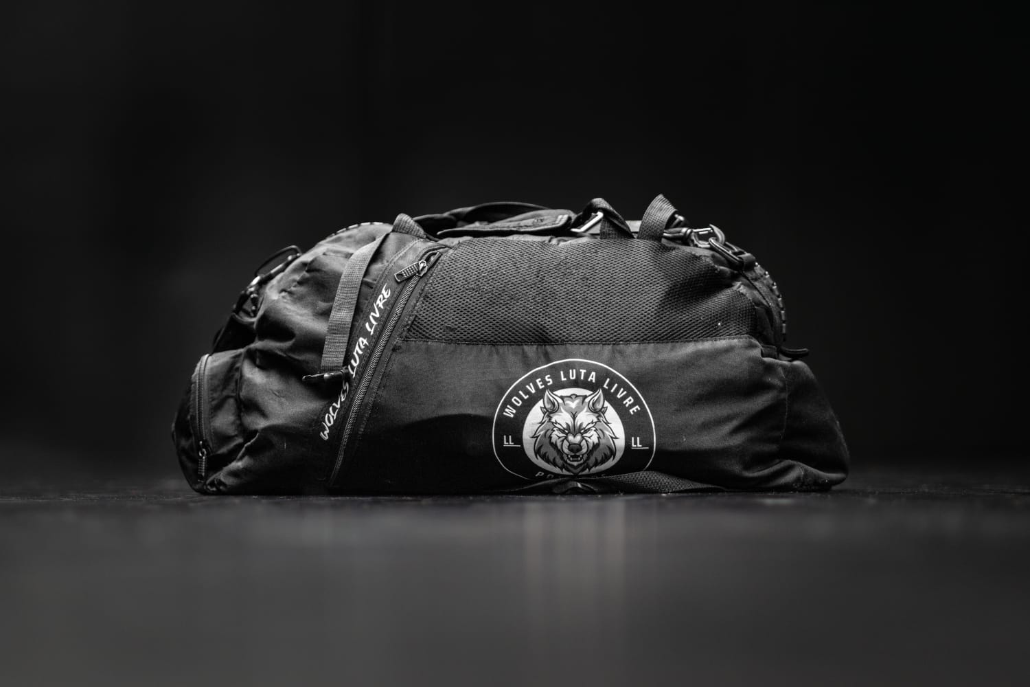 Transportez votre équipement avec style et efficacité grâce au sac de sport officiel Wolves Luta Livre Poitiers. Conçu pour les athlètes de sports de combat, ce sac polyvalent allie robustesse, confort et design affirmé.