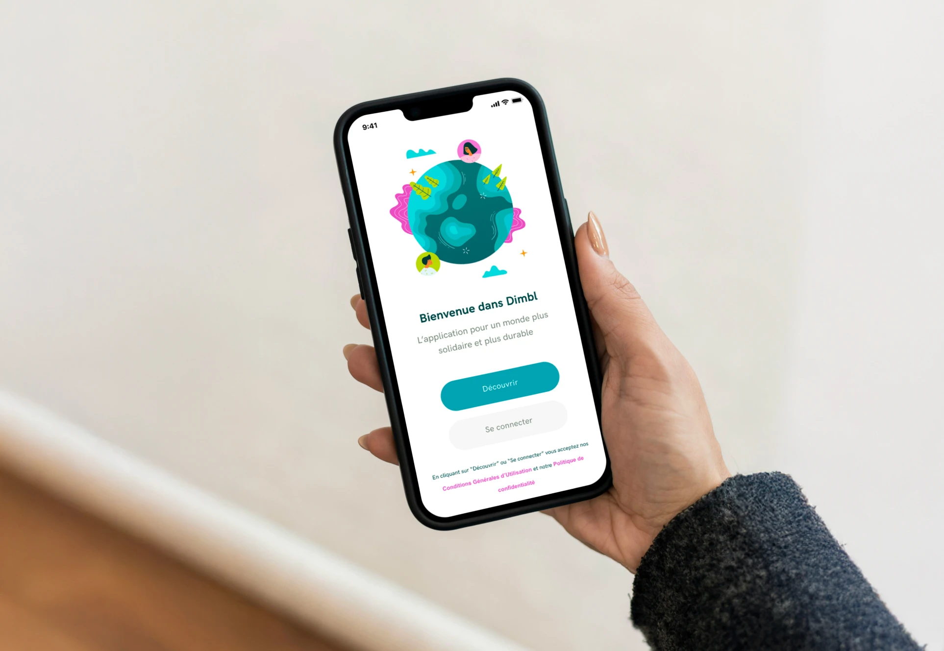 Main tenant un téléphone avec l'application Dimbl