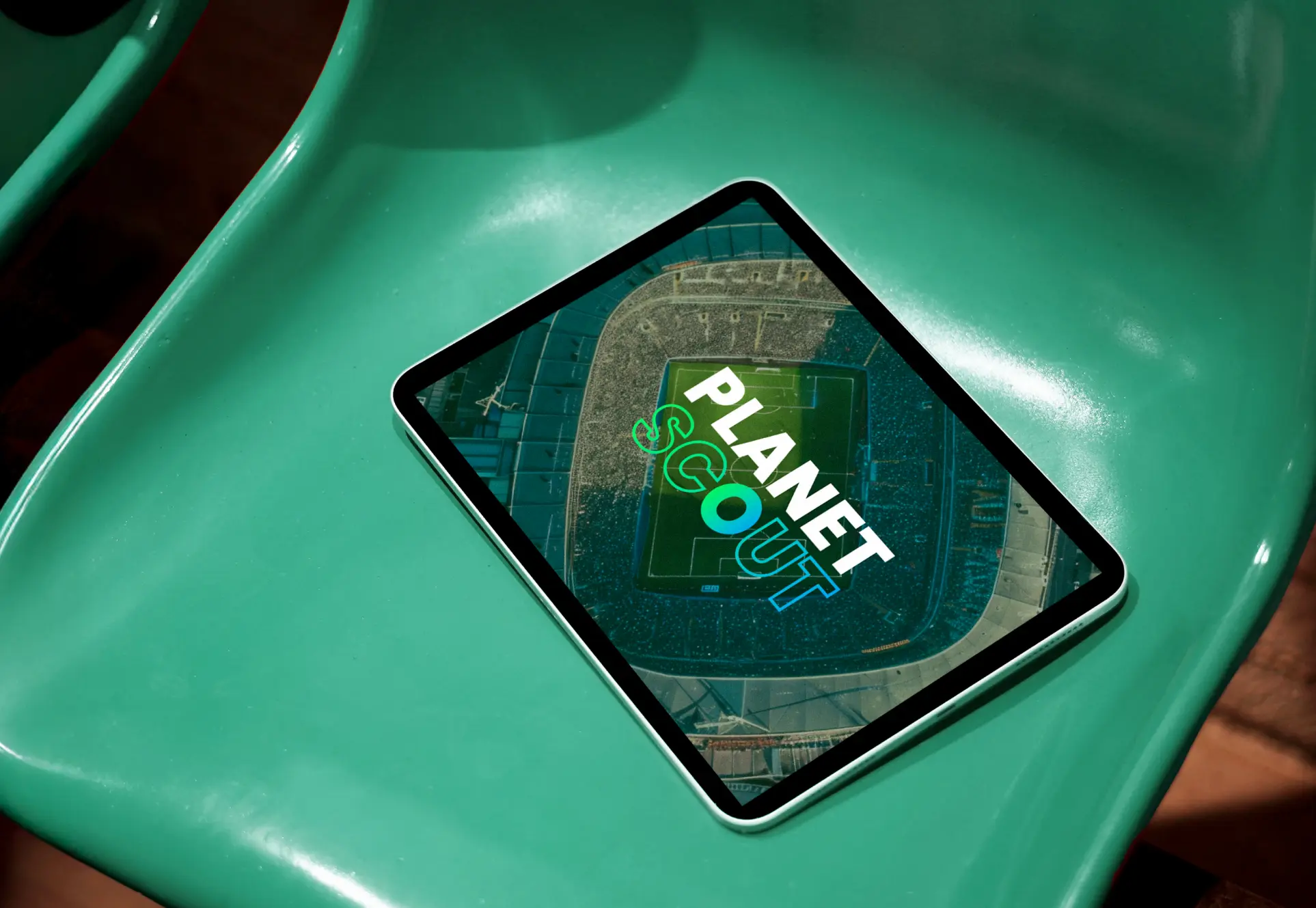 Tablette posée sur une chaise avec le logo Planet Scout