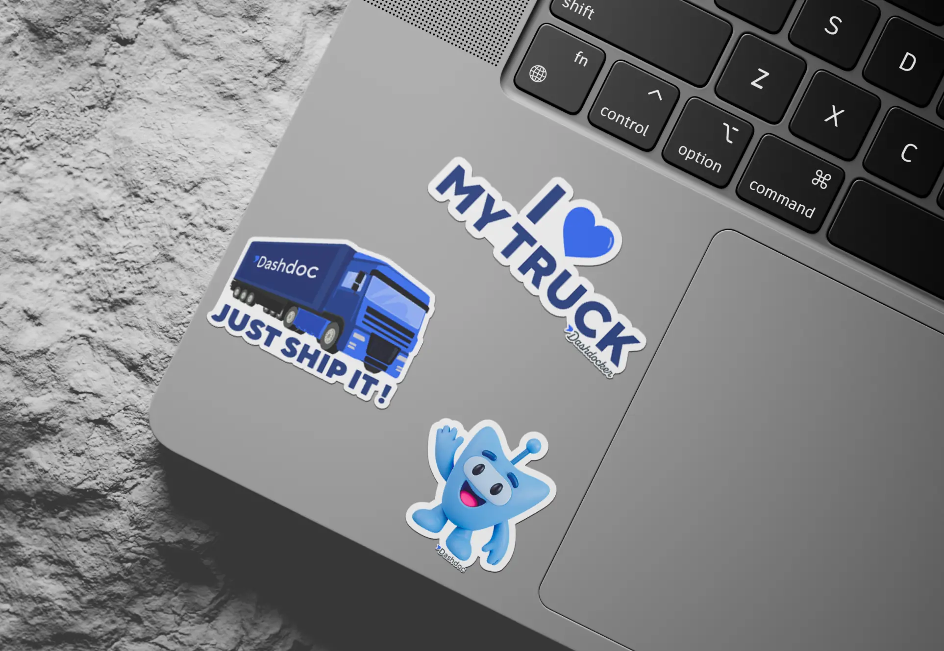 Stickers illustration pour Dashdoc collés sur un ordinateur