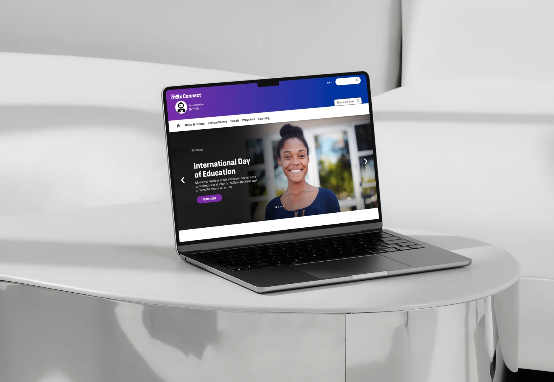Ordinateur posé sur une table montrant la page d'accueil de l'intranet MaxConnect
