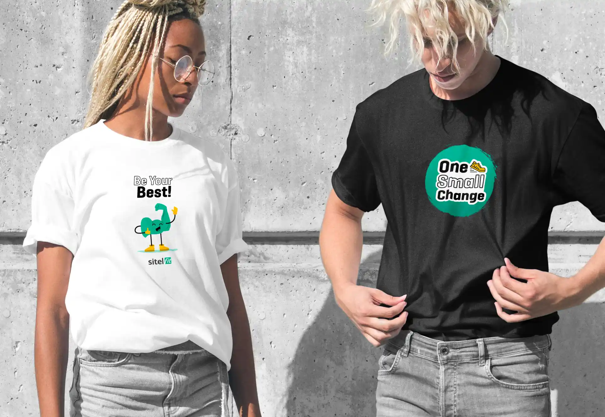 Homme et femme portant un t-shirt SitelFit