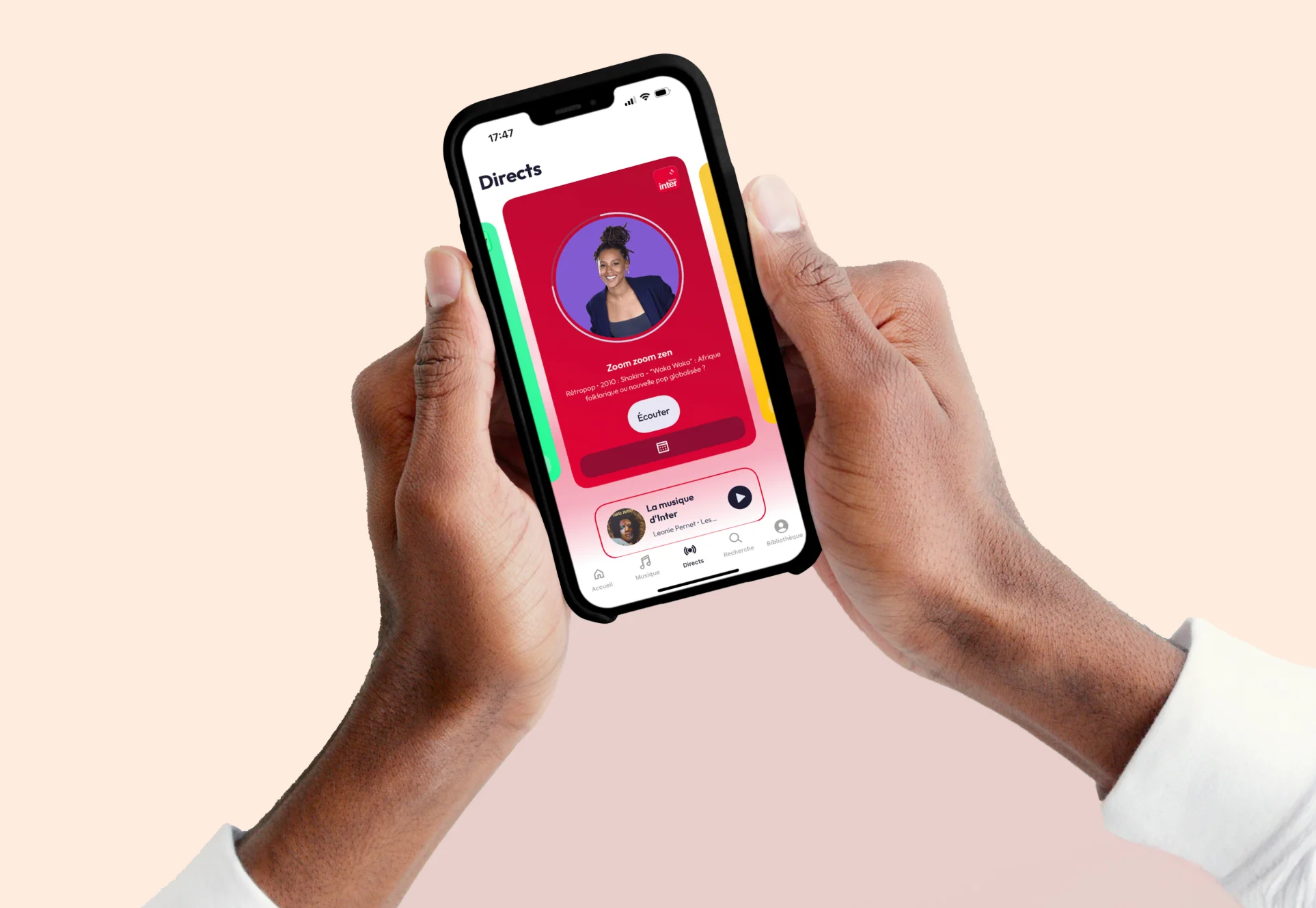 Mains tenant un téléphone sur l'application Radio France