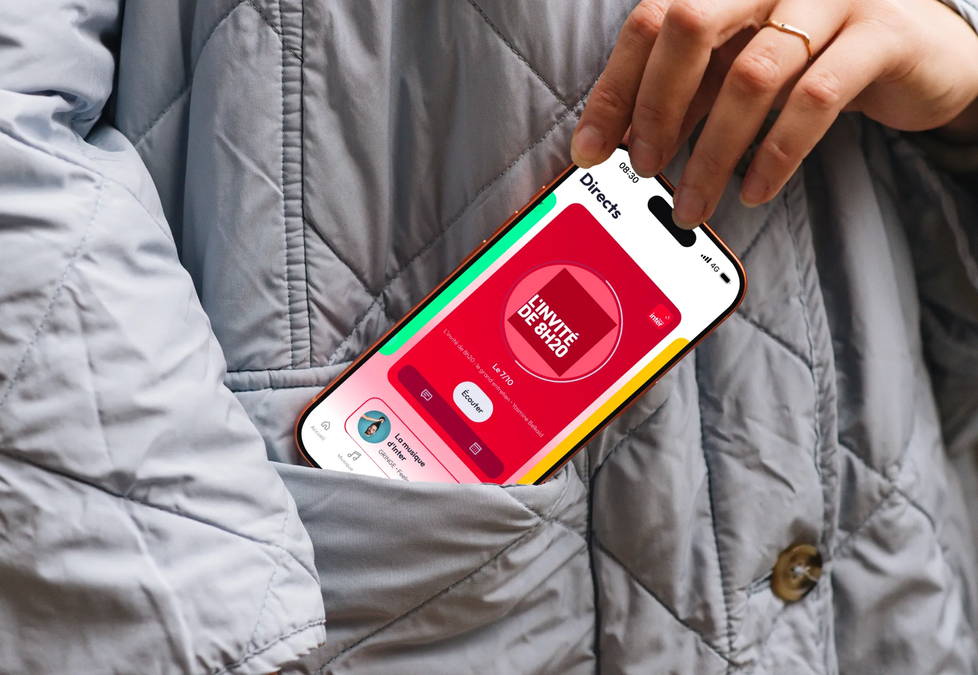 Mains tenant un téléphone sur l'application Radio France