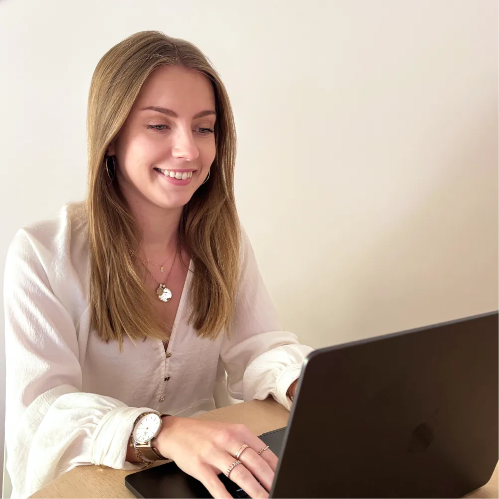 Marine Morel (graphiste et UI/UX Designer) en train de travailler sur un ordinateur