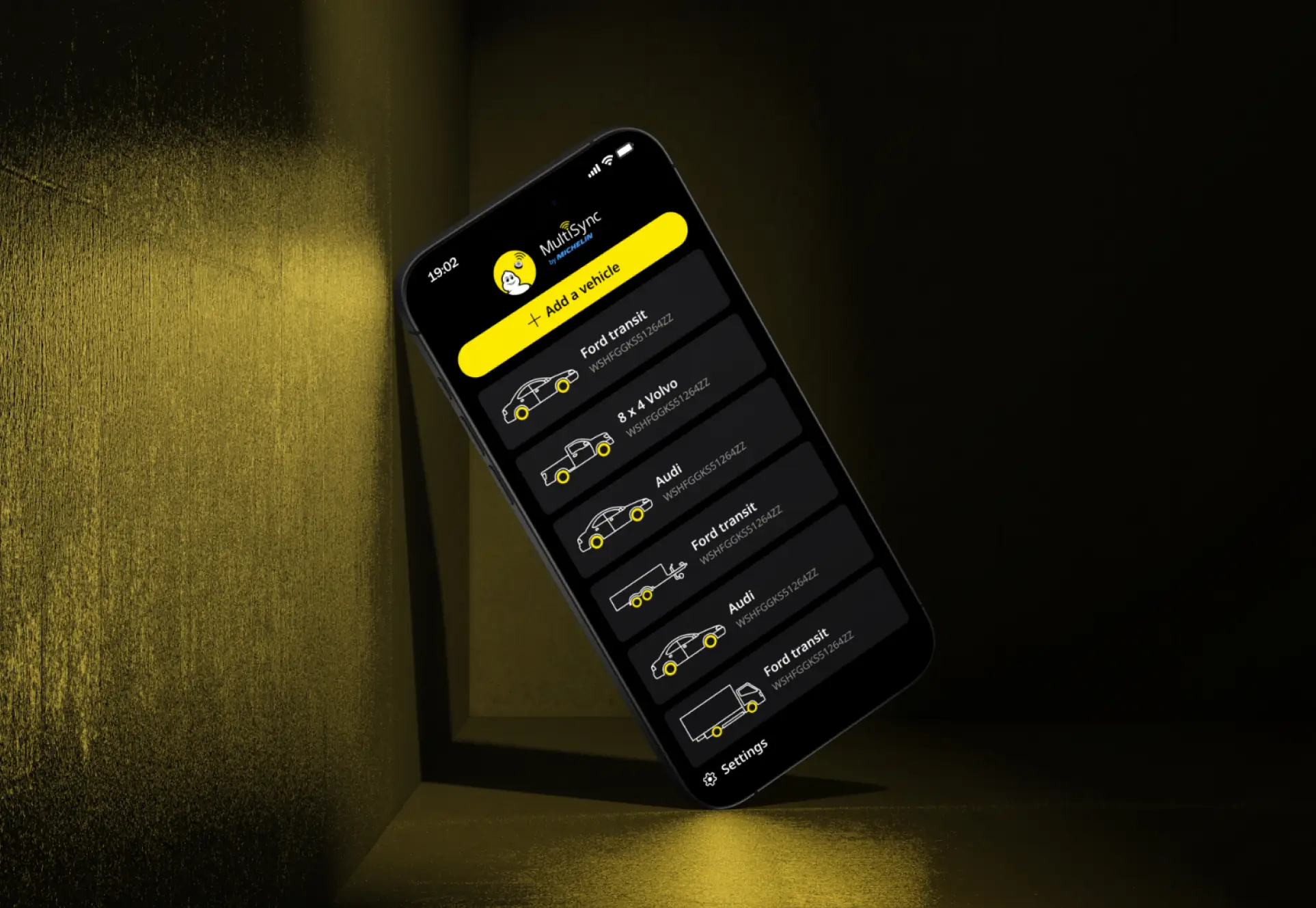 Iphone ouvert sur l'application MulitSync pour choisir son véhicule