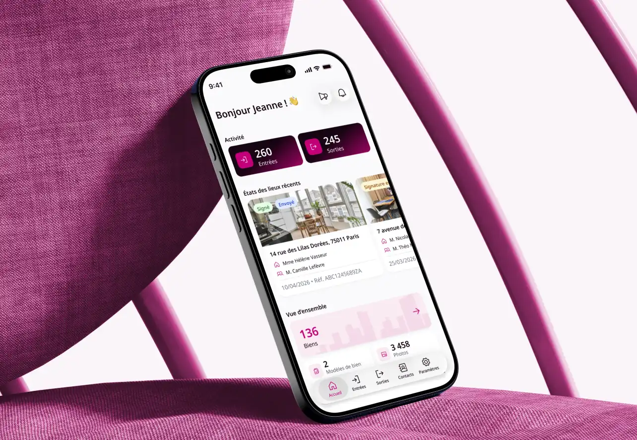 Téléphone sur un fauteuil montrant l'écran d'accueil de l'application Startloc.