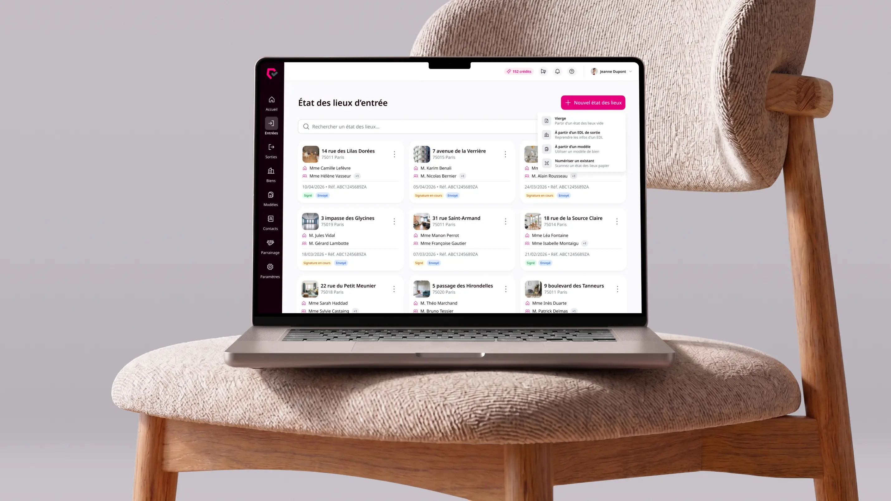 Ordinateur sur un fauteuil, montrant la liste des états de lieux d'entrée de l'application Startloc