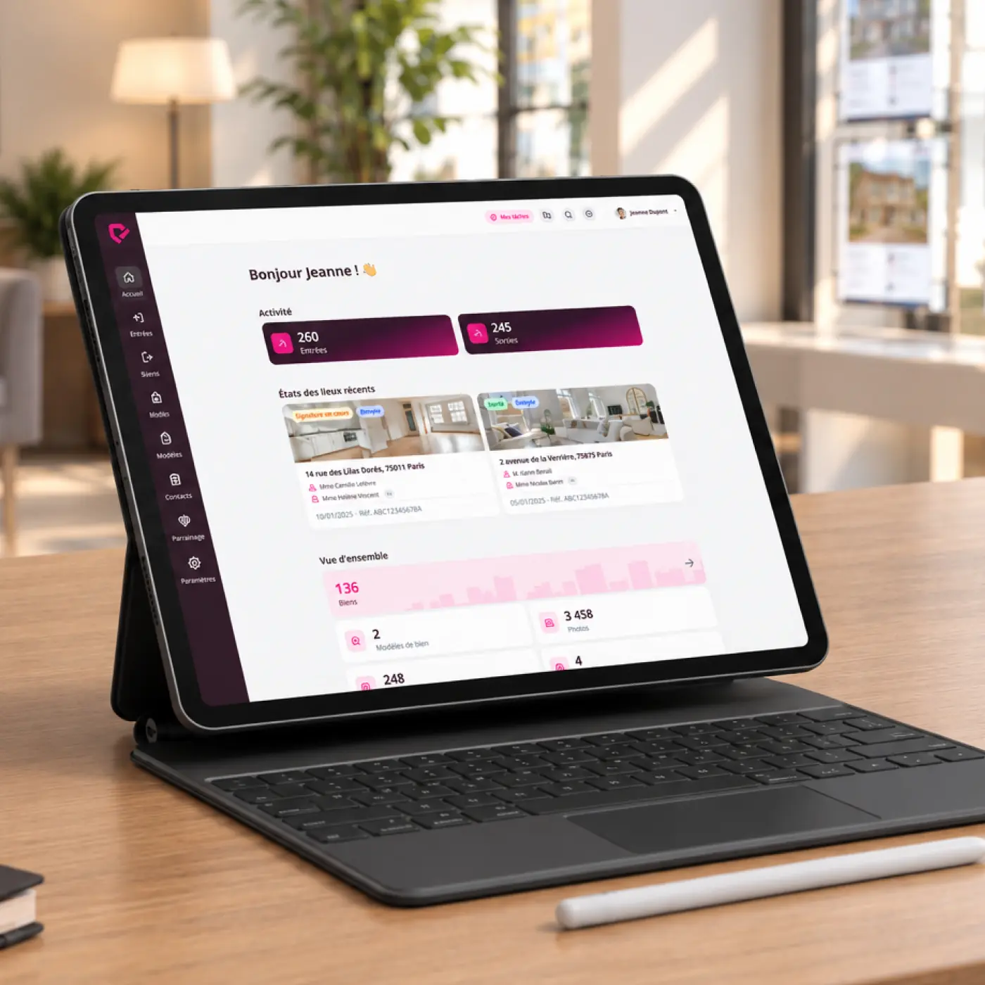 Tablette posée sur un bureau montrant l'écran d'accueil Startloc