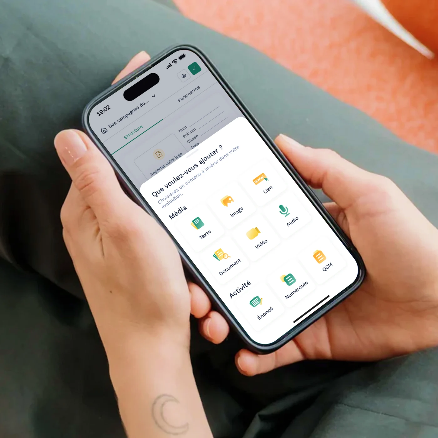 Mains tenant un téléphone ouvert sur l'application Gingo