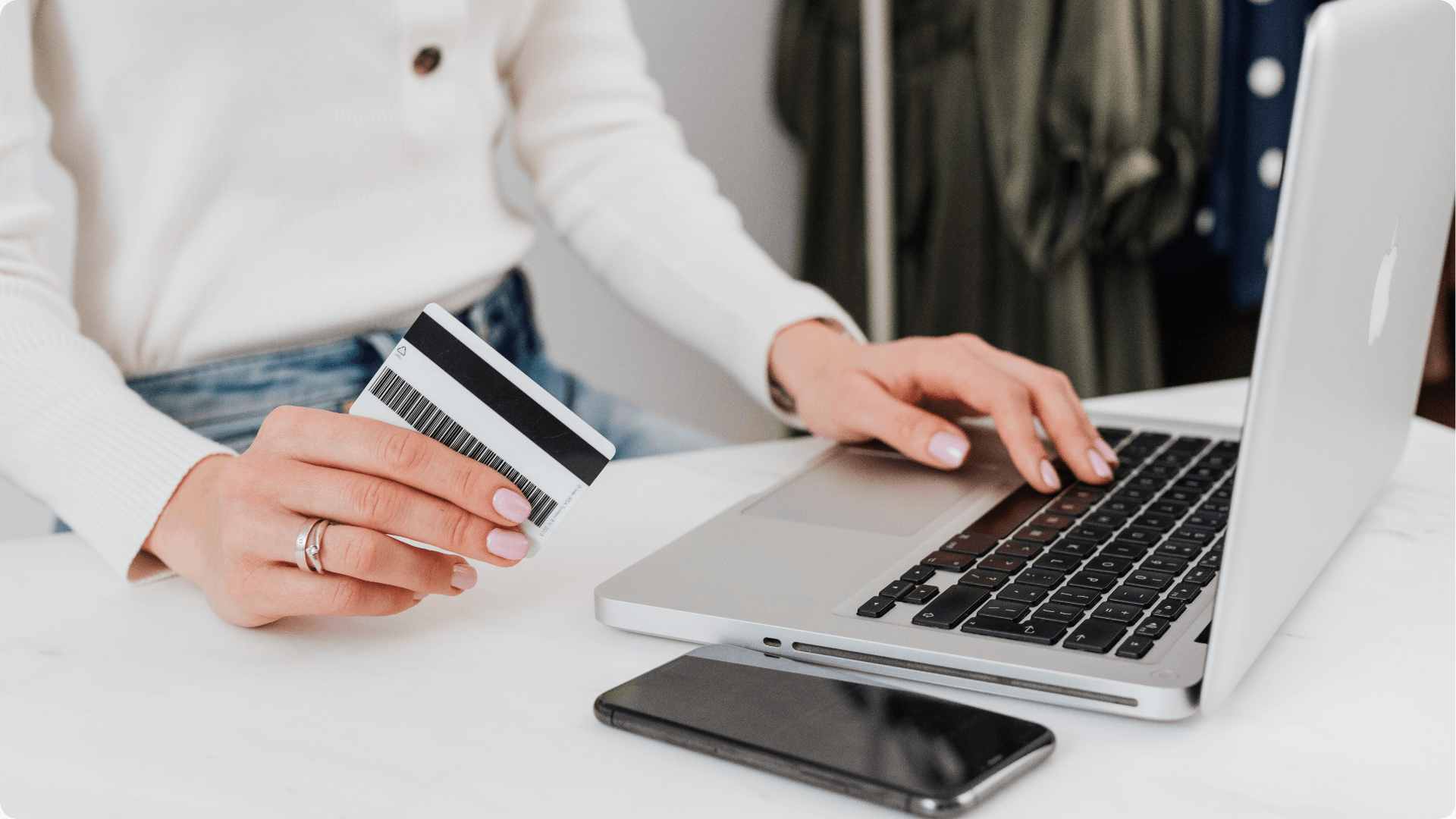 Online vásárlás laptopon és bankkártyával – webshop zöld állításainak megfelelése az EmpCo irányelv szerint