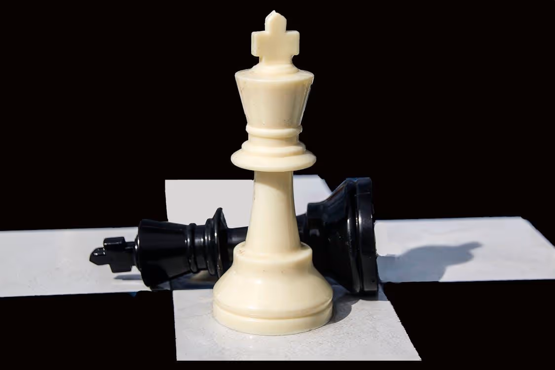 Close-Up View of White and Black Chess Pieces on a Chessboard · Free Stock Photo
