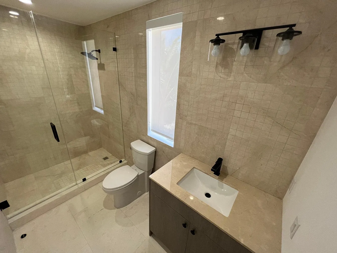 317 E Seaview Cir home in Duck Key, bathroom