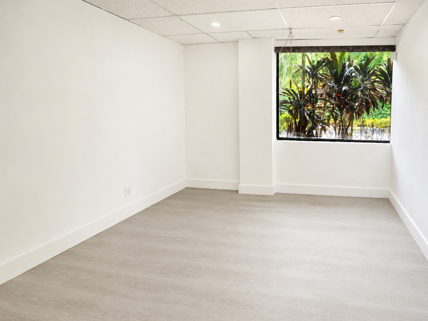 6950 Cypress Rd office building in Plantation, office suite with large windows