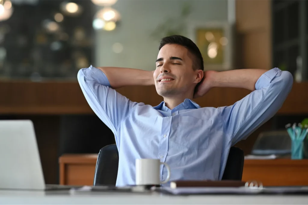 hombre relajado