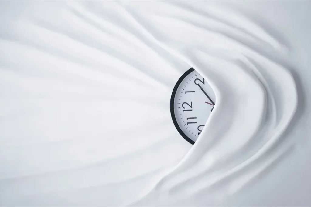 reloj debajo de una sábana