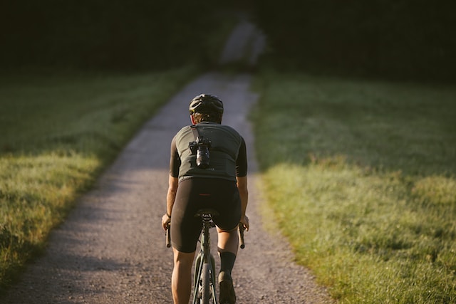 hombre haciendo ciclismo por el campo